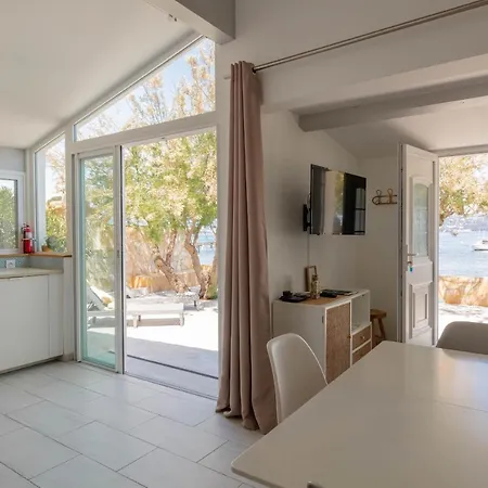 Mon Reve, Cabanon Les Pieds Dans L'eau A La Madrague, Confortable Et Lumineux *