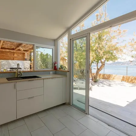 Nyaraló Mon Reve, Cabanon Les Pieds Dans L'eau A La Madrague, Confortable Et Lumineux Hyères