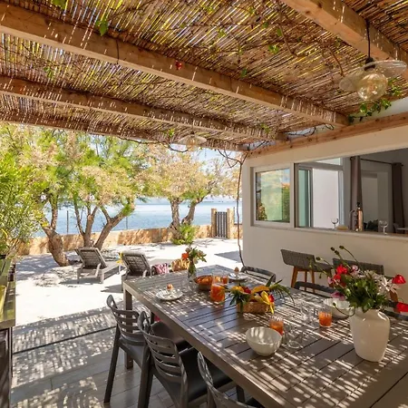 Holiday home Mon Reve, Cabanon Les Pieds Dans L'eau A La Madrague, Confortable Et Lumineux Hyeres