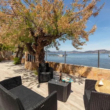 Holiday home Mon Reve, Cabanon Les Pieds Dans L'eau A La Madrague, Confortable Et Lumineux