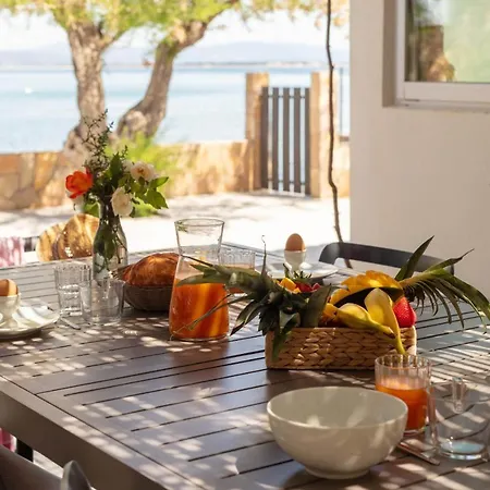 Mon Reve, Cabanon Les Pieds Dans L'eau A La Madrague, Confortable Et Lumineux *