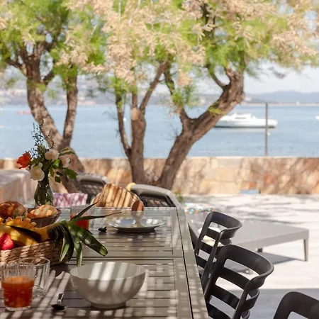 Nyaraló Mon Reve, Cabanon Les Pieds Dans L'eau A La Madrague, Confortable Et Lumineux