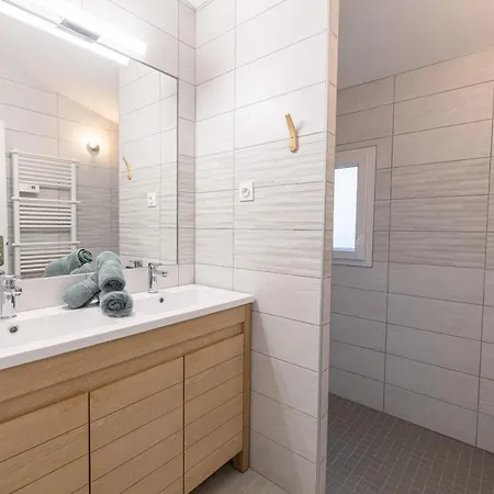 Nyaraló Mon Reve, Cabanon Les Pieds Dans L'eau A La Madrague, Confortable Et Lumineux *