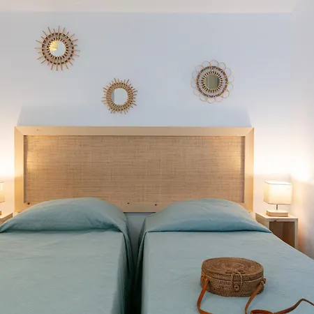 Nyaraló Mon Reve, Cabanon Les Pieds Dans L'eau A La Madrague, Confortable Et Lumineux Hyères