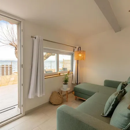 Nyaraló Mon Reve, Cabanon Les Pieds Dans L'eau A La Madrague, Confortable Et Lumineux *