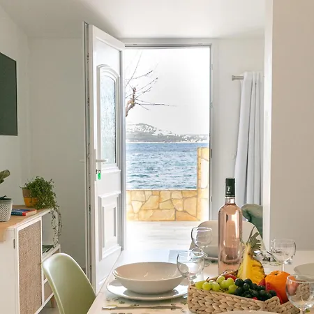 Mon Reve, Cabanon Les Pieds Dans L'eau A La Madrague, Confortable Et Lumineux * Hyeres